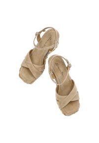 Beżowe Sandały Alma En Pena Eleganckie Buty Na Koturnie. Okazja: na spacer, na co dzień. Zapięcie: pasek, sprzączka. Kolor: beżowy. Szerokość cholewki: normalna. Wzór: paski, aplikacja. Materiał: zamsz, dziergany, skóra. Sezon: lato. Obcas: na koturnie. Styl: elegancki. Wysokość obcasa: średni #5