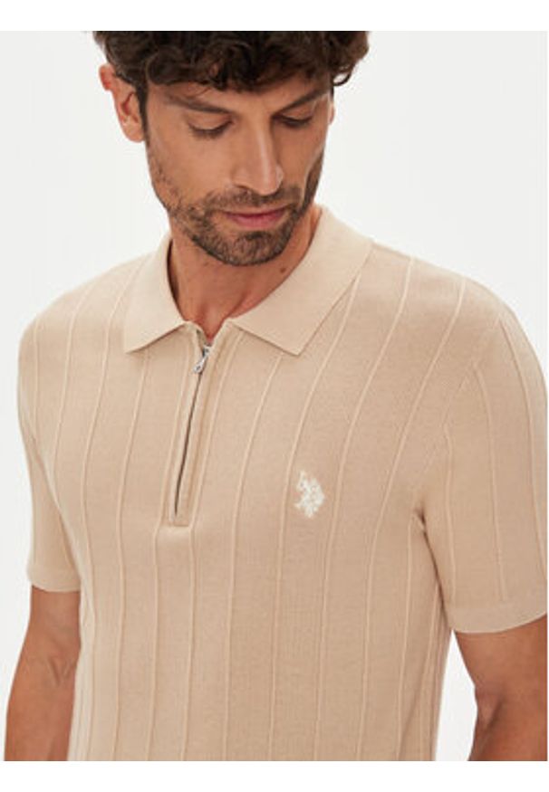 U.S. Polo Assn. Polo MUP3369 Beżowy Slim Fit. Typ kołnierza: polo. Kolor: beżowy. Materiał: bawełna