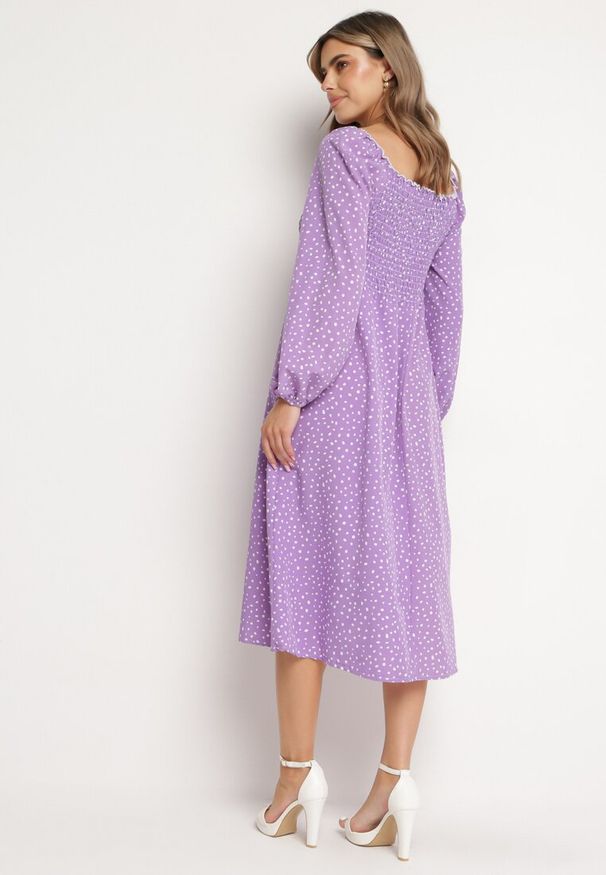 Born2be - Fioletowa Rozkloszowana Sukienka Midi w Kropki Farnai. Kolor: fioletowy. Wzór: kropki. Typ sukienki: rozkloszowane. Styl: retro. Długość: midi