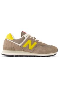 Buty męskie New Balance U574BYW – beżowe. Okazja: na co dzień. Kolor: beżowy. Materiał: guma, zamsz, materiał, syntetyk. Szerokość cholewki: normalna. Model: New Balance 574