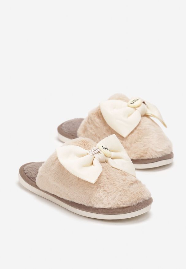 Born2be - Beżowe Kapcie z Futerka z Szeroką Kokardką Mulleris. Kolor: beżowy. Materiał: futro