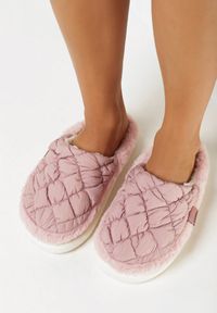 Born2be - Różowe Kapcie na Niskiej Platformie z Pikowanym Noskiem Lavemese. Nosek buta: okrągły. Kolor: różowy. Materiał: materiał. Obcas: na platformie. Styl: klasyczny. Wysokość obcasa: niski #5