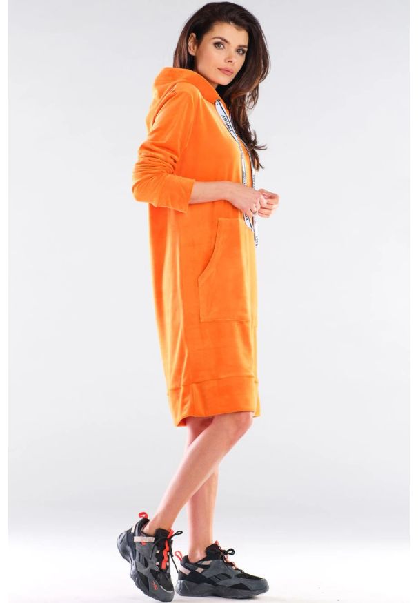 Sukienki.shop - Bluzowa sukienka kangurka z kapturem welurowa pomarańcz. Okazja: na co dzień. Typ kołnierza: kaptur. Materiał: welur. Styl: casual