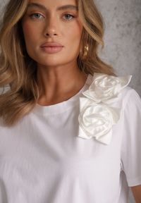 Renee - Biały Bawełniany T-shirt o Klasycznym Kroju z Kwiatowymi Aplikacjami 3D Morgane. Okazja: na co dzień. Kolor: biały. Materiał: bawełna. Wzór: aplikacja, kwiaty. Sezon: lato. Styl: klasyczny #5