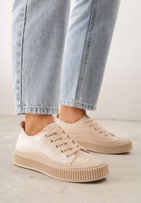 Renee - Beżowe Trampki z Imitacji Zamszu na Żłobionej Podeszwie Nivenatia. Kolor: beżowy. Materiał: zamsz. Styl: elegancki #5