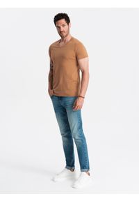 Ombre Clothing - Męska klasyczna bawełniana koszulka z dekoltem w serek BASIC – brązowa V9. Typ kołnierza: dekolt w serek. Kolor: brązowy. Materiał: bawełna. Wzór: ze splotem, jednolity. Styl: klasyczny #2