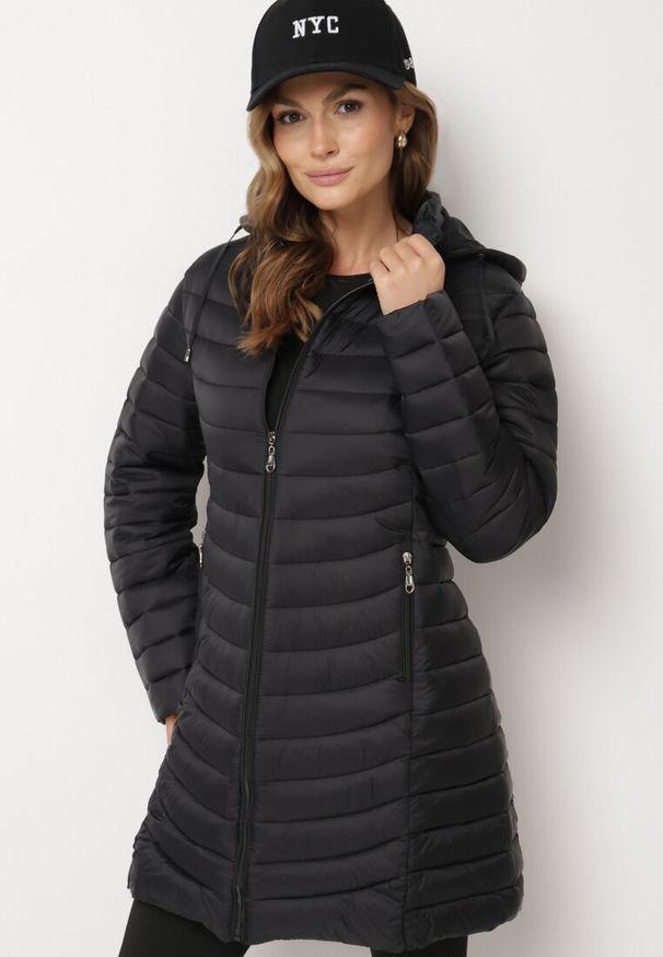 Born2be - Czarna Długa Kurtka Pikowana z Odpinanym Kapturem i Kieszeniami na Suwaki Sinovaria. Kolor: czarny. Długość: długie. Styl: elegancki