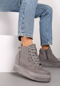 Renee - Szare Sneakersy na Koturnie z Metalicznymi Detalami i Dodatkowym Suwakiem Dailise. Okazja: na co dzień. Zapięcie: zamek. Kolor: szary. Materiał: jeans. Obcas: na koturnie