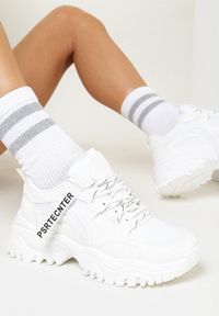 Born2be - Białe Sneakersy na Masywnej Podeszwie z Ozdobną Taśmą Razhe. Kolor: biały. Szerokość cholewki: normalna. Wzór: napisy, aplikacja #1