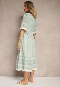 Renee - Miętowa Rozkloszowana Sukienka Boho z Bawełny Zdobiona Haftem i Wiązaniem Koriruna. Okazja: na co dzień. Typ kołnierza: dekolt w kształcie V. Kolor: zielony. Materiał: bawełna. Wzór: haft, aplikacja. Styl: boho