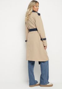 Born2be - Niebieski Płaszcz Trencz z Bawełną Ozdobiony Jeansowymi Wstawkami Tirsedi. Okazja: na co dzień, na spotkanie biznesowe. Kolor: niebieski. Materiał: bawełna, jeans. Wzór: aplikacja. Styl: biznesowy, casual, elegancki #3