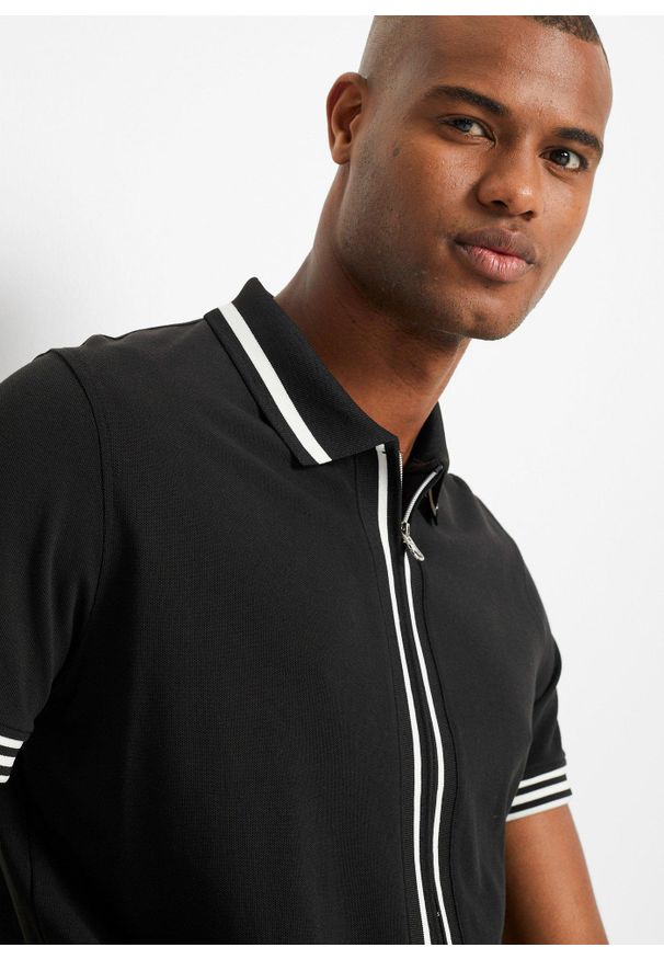 bonprix - Koszulka polo z zamkiem z bawełnianej piki. Typ kołnierza: polo. Kolor: czarny. Materiał: bawełna. Styl: elegancki