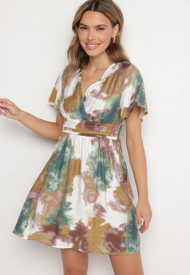 Born2be - Zielona Sukienka z Wiskozą i Kopertowym Dekoltem Soledia. Okazja: na co dzień. Typ kołnierza: dekolt w kształcie V. Kolor: zielony. Materiał: wiskoza. Typ sukienki: kopertowe. Styl: casual, elegancki