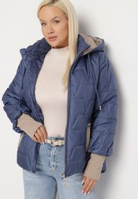 Born2be - Niebieska Pikowana Kurtka o Prostym Kroju z Kapturem Tulorisa. Okazja: na co dzień, na spacer. Typ kołnierza: kaptur. Kolekcja: plus size. Kolor: niebieski. Materiał: jeans. Wzór: aplikacja. Styl: klasyczny, casual, elegancki #3