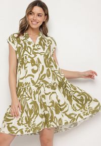 Born2be - Zielona Bawełniana Sukienka z Abstrakcyjnym Wzorem Lioraia. Okazja: na co dzień. Typ kołnierza: dekolt w kształcie V. Kolor: zielony. Materiał: bawełna. Długość rękawa: krótki rękaw. Typ sukienki: proste. Styl: casual, elegancki #1