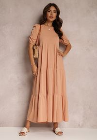 Renee - Różowa Sukienka Bawełniana Hagelin. Okazja: na co dzień. Kolor: różowy. Materiał: bawełna. Długość rękawa: krótki rękaw. Wzór: aplikacja, gładki. Typ sukienki: rozkloszowane. Styl: casual, klasyczny. Długość: maxi #3