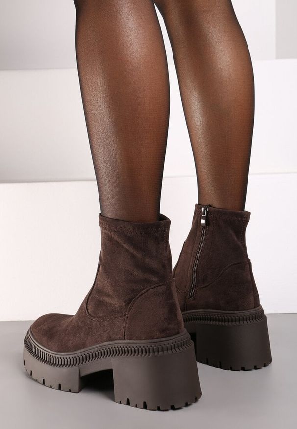 Renee - Brązowe Botki Sztyblety na Słupku z Dopasowaną Cholewką Hesliara. Okazja: na co dzień. Kolor: brązowy. Materiał: jeans. Szerokość cholewki: normalna. Obcas: na słupku. Styl: casual