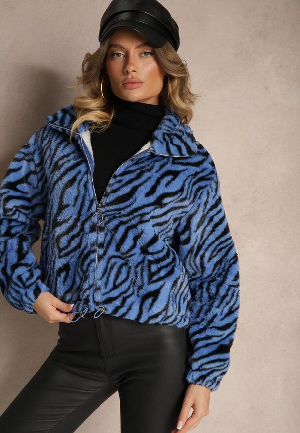 Renee - Niebieska Kurtka Futerko w Zebrowy Print ze Ściągaczem i Kieszeniami Felremi. Kolor: niebieski. Materiał: futro. Wzór: nadruk