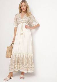 Born2be - Jasnobeżowa Wiskozowa Sukienka z Kopertowym Dekoltem i Haftem z Metaliczną Nicią Emhiris. Okazja: na co dzień. Kolor: beżowy. Materiał: wiskoza. Długość rękawa: krótki rękaw. Wzór: haft. Typ sukienki: kopertowe. Styl: klasyczny, casual #1