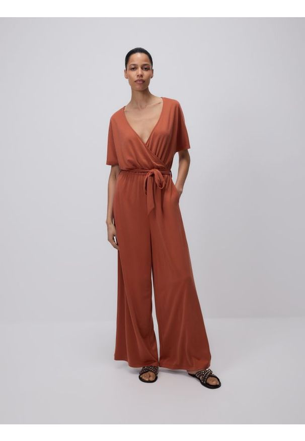 Reserved - Kombinezon z modalem - miedziany. Kolor: brązowy. Materiał: dzianina