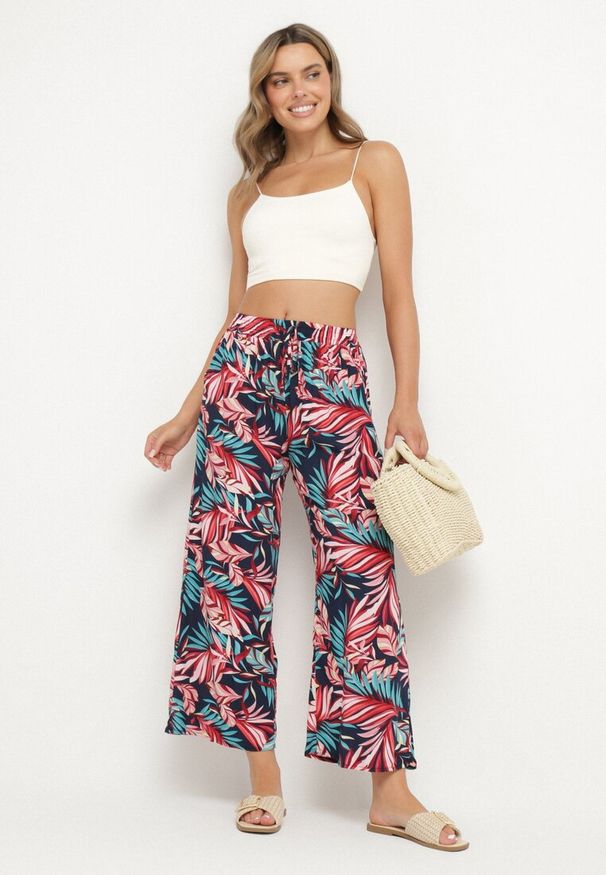 Born2be - Granatowo-Czerwone Bawełniane Szerokie Spodnie z Wysokim Stanem i Motywem Liści Elerive. Okazja: na co dzień, do pracy, na spotkanie biznesowe. Stan: podwyższony. Kolor: niebieski. Materiał: bawełna. Sezon: lato. Styl: biznesowy, klasyczny, casual, wakacyjny