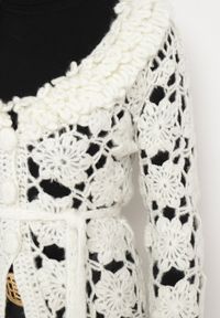 Born2be - Jasnobeżowy Kardigan z Ażurowym Zdobieniem i Wiązanym Paskiem Sabelia. Kolor: beżowy. Wzór: aplikacja, ażurowy. Sezon: jesień, zima #5