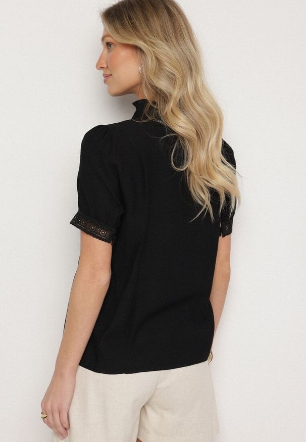 Born2be - Czarna Wiskozowa Koszula ze Stójką i Koronką Temonea. Okazja: na co dzień, na spotkanie biznesowe. Typ kołnierza: kołnierzyk stójkowy. Kolor: czarny. Materiał: wiskoza, koronka. Długość rękawa: krótki rękaw. Długość: krótkie. Wzór: koronka. Styl: biznesowy, casual, klasyczny