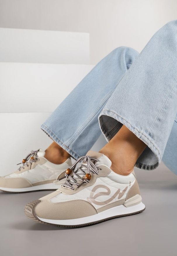Renee - Beżowe Sneakersy Ozdobione Geometrycznym Motywem Phiaronei. Okazja: na co dzień. Kolor: beżowy. Materiał: jeans. Wzór: geometria, aplikacja