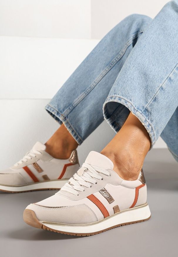 Born2be - Beżowe Sneakersy z Ozdobnymi Paskami i Metalicznymi Wstawkami Alanissea. Okazja: na co dzień. Nosek buta: okrągły. Zapięcie: pasek. Kolor: beżowy. Materiał: jeans. Wzór: paski. Obcas: na płaskiej podeszwie