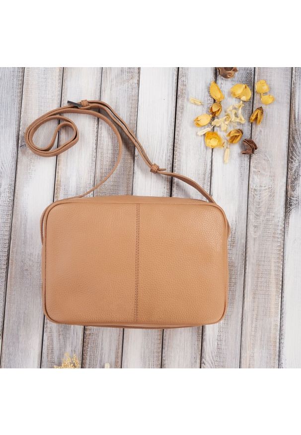 Pudełkowa listonoszka skórzana PAOLO PERUZZI IN-62-CG koniakowa. Sezon: lato. Materiał: skórzane. Styl: klasyczny, casual, elegancki. Rodzaj torebki: na ramię