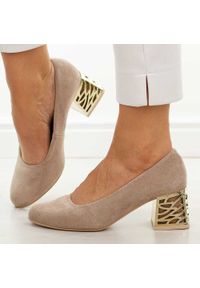 Beżowe zamsz Polskie czółenka damskie Suzana 594. Okazja: na co dzień. Nosek buta: okrągły. Kolor: beżowy. Szerokość cholewki: normalna. Materiał: zamsz. Sezon: wiosna, lato, jesień. Obcas: na obcasie. Styl: wizytowy, casual, klasyczny, elegancki. Wysokość obcasa: średni #1