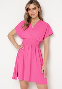 Born2be - Różowa Sukienka z Kopertowym Dekoltem Rozkloszowana Alarvea. Kolor: różowy. Długość rękawa: krótki rękaw. Wzór: kolorowy. Typ sukienki: kopertowe #5