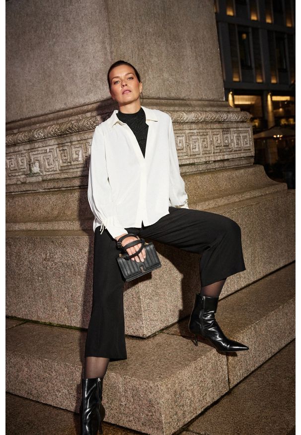 MOODO - Koszula z koralikami na rękawie biała. Kolor: biały. Materiał: poliester