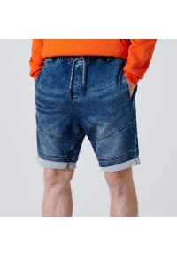 Cropp - Jeansowe szorty z przeszyciami - Granatowy. Kolor: niebieski. Materiał: jeans #1