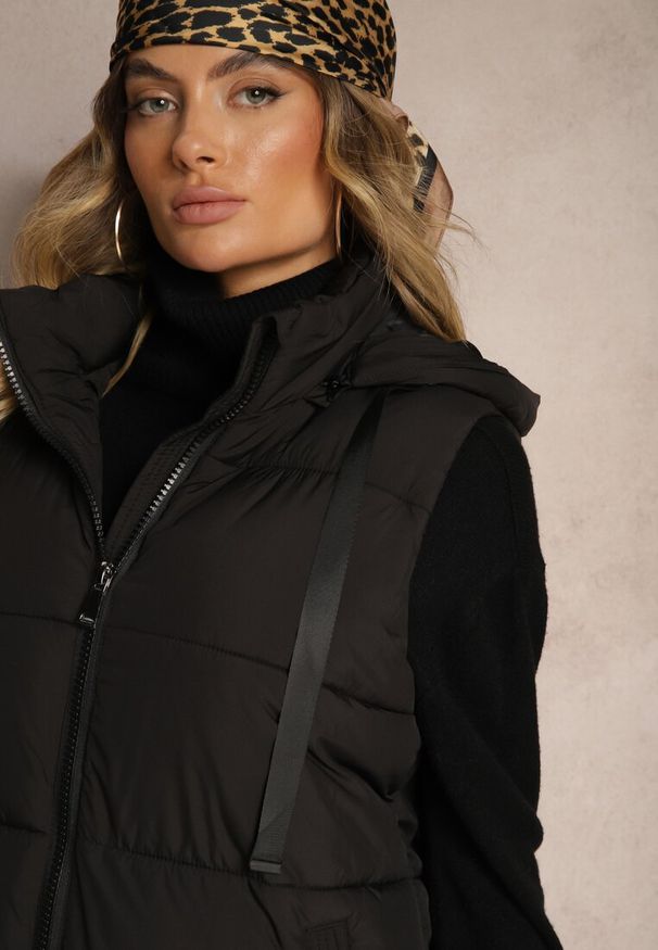 Renee - Czarna Długa Kamizelka z Ozdobnym Pikowaniem i Odpinanym Kapturem Neriora. Okazja: na co dzień. Kolor: czarny. Materiał: jeans. Długość: długie. Styl: casual