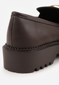 Renee - Brązowe Mokasyny Vices z Wkładką ze Skóry Naturalnej z Metaliczną Aplikacją Fergia. Okazja: na co dzień, na spotkanie biznesowe. Kolor: brązowy. Materiał: skóra. Wzór: aplikacja. Styl: casual, biznesowy, elegancki, klasyczny #4