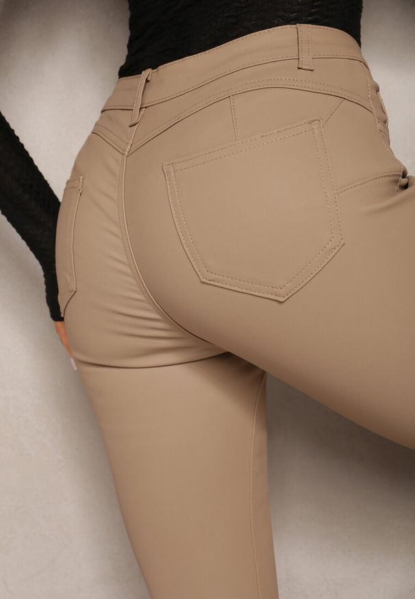 Renee - Beżowe Spodnie Skinny z Ekoskóry Operwena. Okazja: na co dzień. Stan: podwyższony. Kolor: beżowy. Materiał: satyna. Długość: długie. Sezon: wiosna, zima, jesień. Styl: sportowy, wizytowy, casual, elegancki