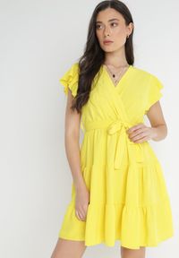 Born2be - Żółta Sukienka z Paskiem Laodima. Kolor: żółty. Materiał: materiał. Typ sukienki: kopertowe. Długość: mini