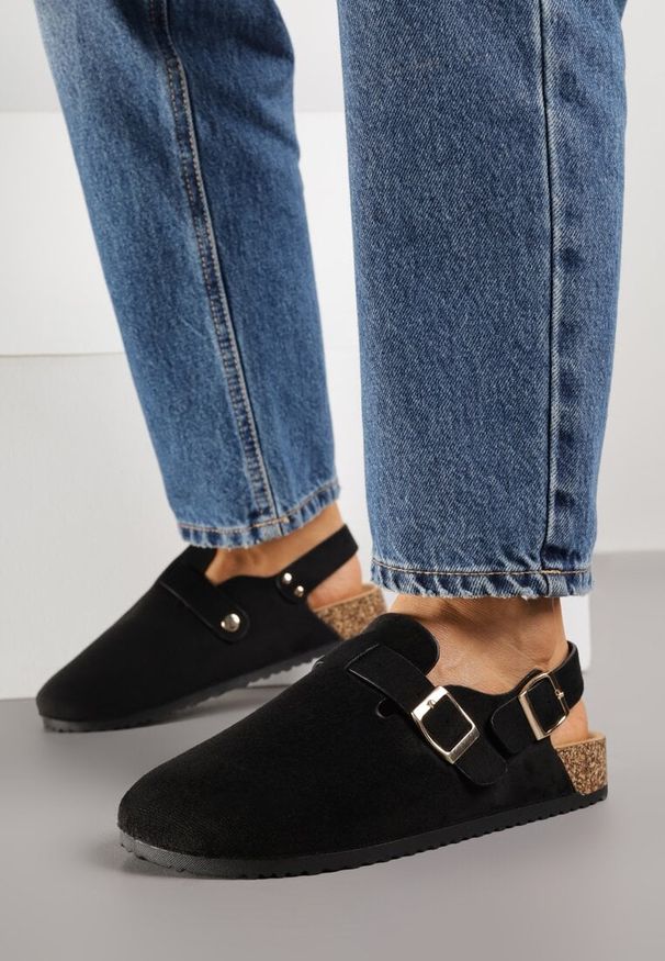 Born2be - Czarne Sandały w Stylu Chodaków Ozdobione Klamrami Qyrraya. Okazja: na co dzień. Zapięcie: klamry. Kolor: czarny. Materiał: jeans. Wzór: aplikacja. Sezon: lato. Styl: casual, elegancki