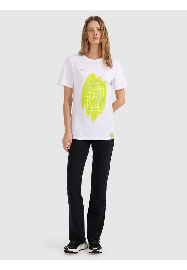 4f - 4F T-shirt regular z nadrukiem Fundacja 4F Pomaga – biały XS. Okazja: na co dzień. Kolor: biały. Materiał: bawełna, skóra, materiał, dzianina. Wzór: nadruk. Styl: klasyczny, młodzieżowy, sportowy, casual