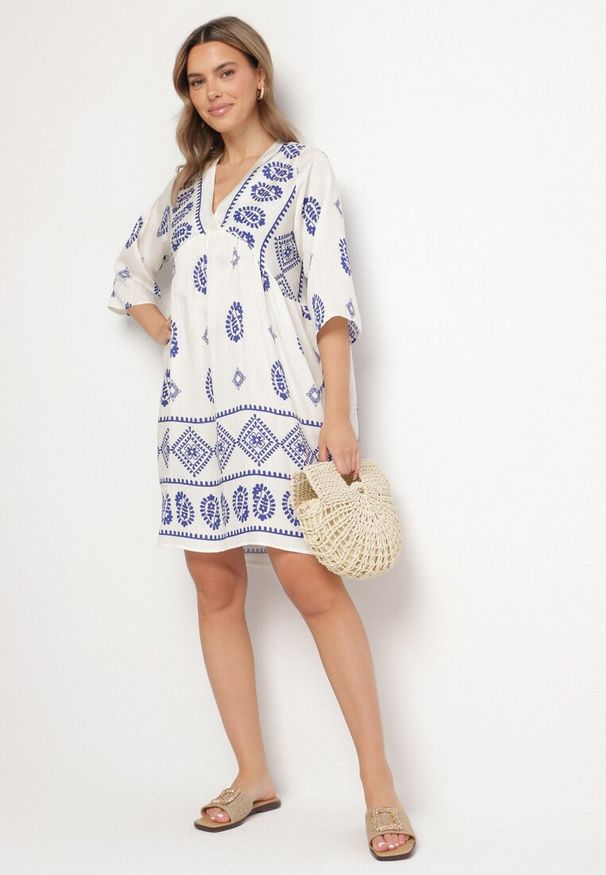 Born2be - Niebiesko-Biała Wiskozowa Sukienka ze Wzorem Boho Frisana. Okazja: na co dzień. Typ kołnierza: dekolt w kształcie V. Kolor: niebieski. Materiał: wiskoza. Styl: boho