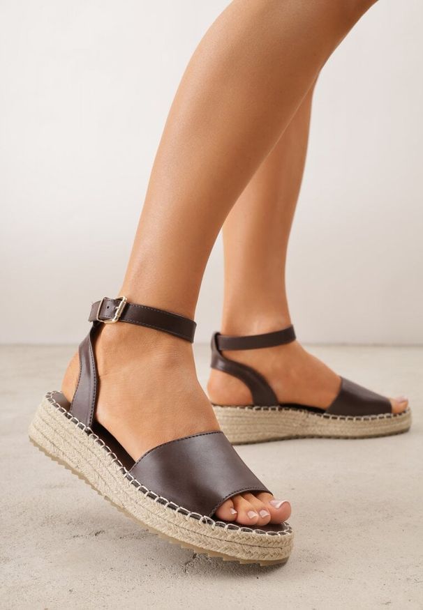 Renee - Ciemnobrązowe Sandały VICES na Plecionej Platformie z Zapięciem na Pasek z Klamrą Evimoni. Zapięcie: klamry. Kolor: brązowy. Materiał: len. Obcas: na platformie