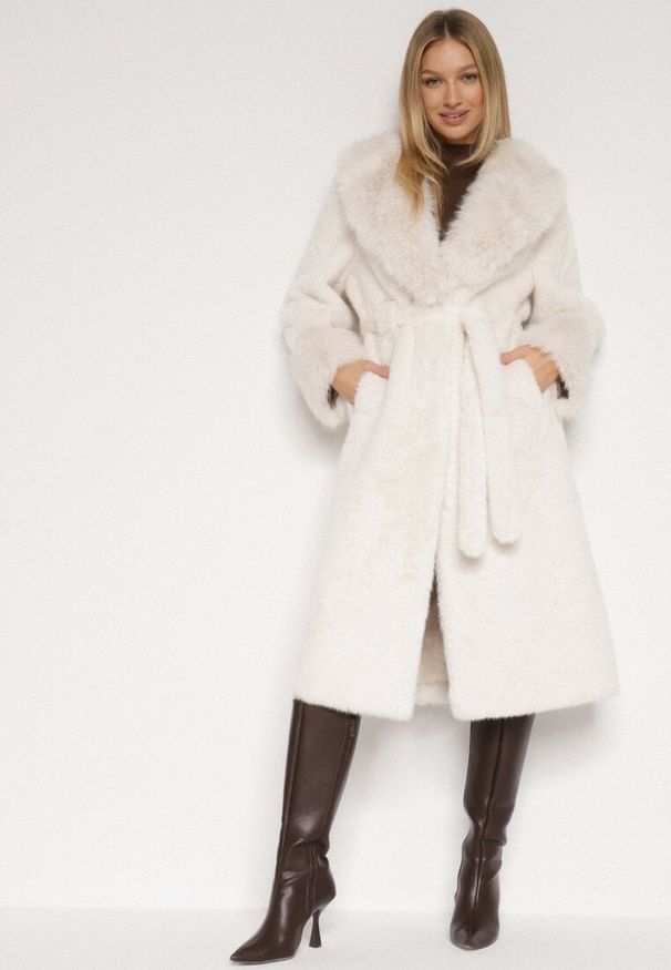 Born2be - Biały Futerkowy Płaszcz z Szerokim Kołnierzem i Mankietami z Wiązanym Paskiem Viaruna. Okazja: na co dzień, na imprezę. Kolor: biały. Materiał: dzianina. Długość rękawa: długi rękaw. Długość: długie. Styl: casual, elegancki