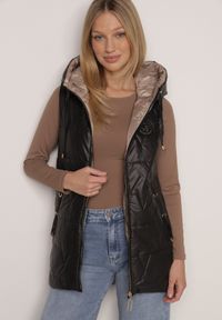 Born2be - Czarna Pikowana Kamizelka o Długim Kroju z Nieodpinanym Kapturem i Aplikacją Koretes. Okazja: na co dzień. Kolor: czarny. Materiał: prążkowany, poliester. Długość: długie. Wzór: aplikacja. Styl: casual #8