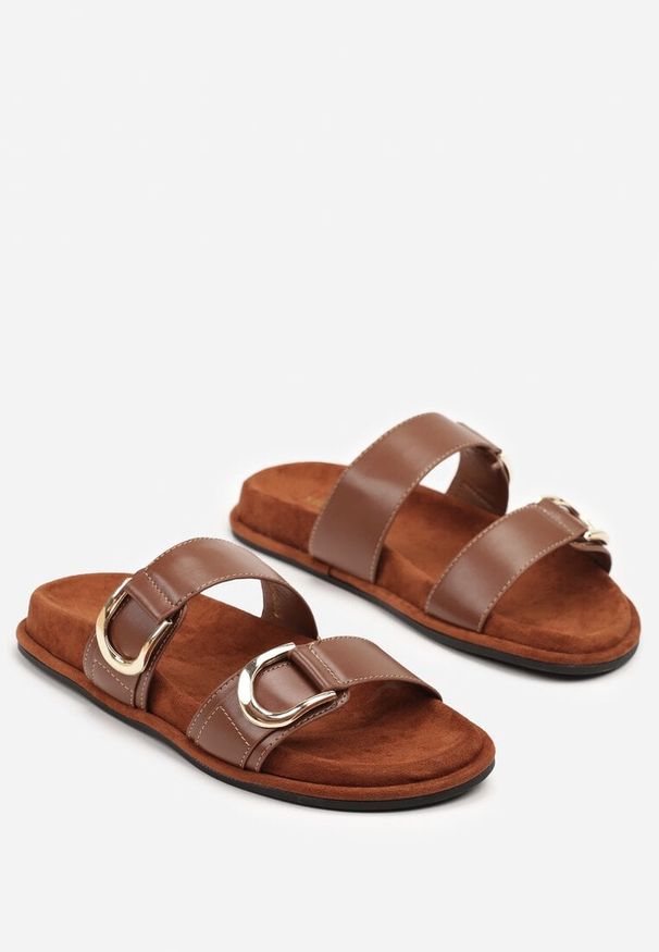 Born2be - Brązowe Klapki Vices Ozdobione Klamrami Nilandoria. Okazja: na co dzień. Kolor: brązowy. Wzór: aplikacja. Sezon: lato. Obcas: na obcasie. Styl: casual, elegancki. Wysokość obcasa: niski