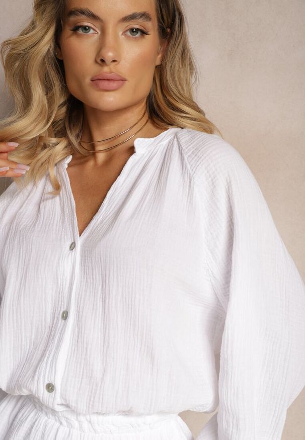 Renee - Biały Kombinezon z Bawełny ze Spódnico-Spodenkami i Guzikami oraz Gumką w Talii Vimatthea. Okazja: na co dzień. Kolor: biały. Materiał: bawełna. Styl: elegancki, casual