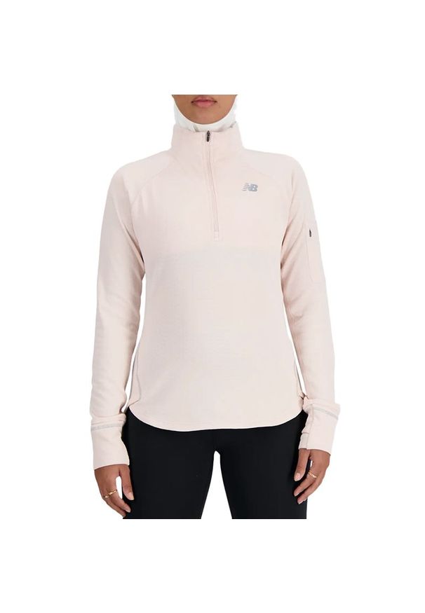 Bluza New Balance WT23252QPH - różowa. Kolor: różowy. Materiał: tkanina, poliester, skóra. Styl: sportowy. Sport: fitness