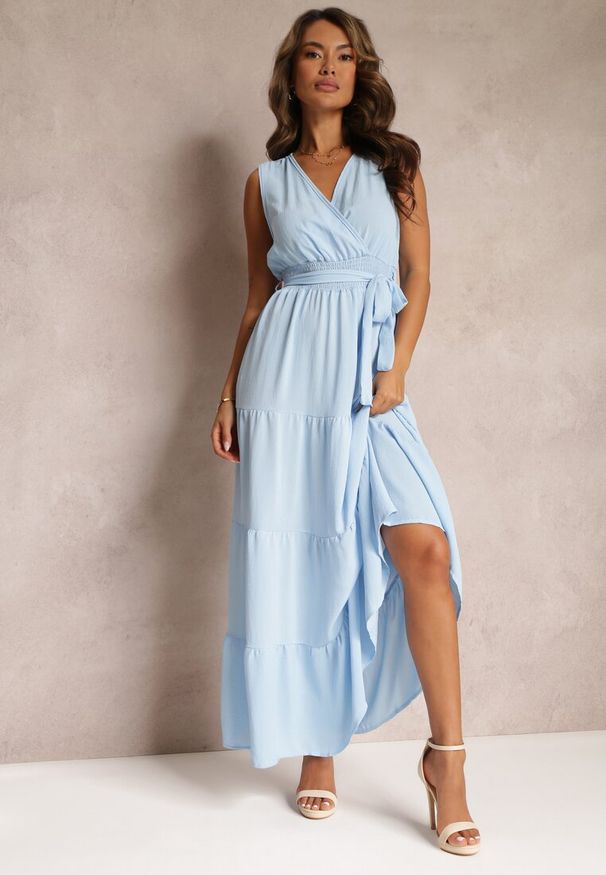 Renee - Niebieska Kopertowa Sukienka Maxi z Gumką w Talii i Materiałowym Paskiem Leansa. Typ kołnierza: dekolt kopertowy. Kolor: niebieski. Materiał: materiał. Sezon: wiosna, lato. Typ sukienki: kopertowe. Długość: maxi