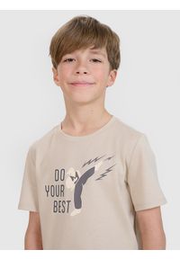4f - 4F T-shirt regular z nadrukiem chłopięcy - beżowy 164 (13-14 lat). Okazja: na co dzień. Kolor: beżowy. Materiał: jersey, dzianina, bawełna. Długość rękawa: krótki rękaw. Długość: krótkie. Wzór: nadruk. Sezon: lato. Styl: casual, klasyczny, sportowy #2
