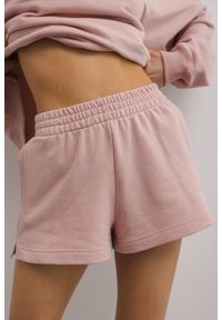 Marsala - Szorty z dzianiny dresowej w kolorze DUSTY PINK- LE PETIT-M. Okazja: na co dzień. Stan: podwyższony. Kolor: różowy. Materiał: dzianina, dresówka. Styl: sportowy, casual